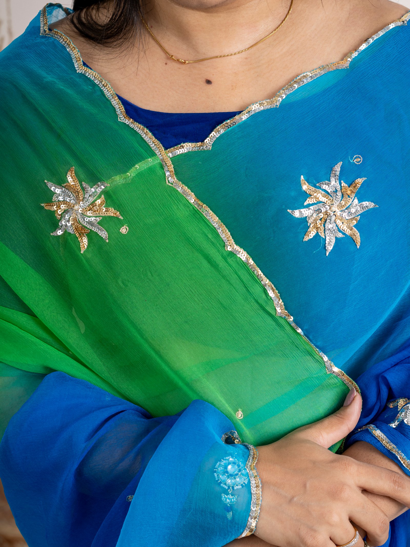 Handcrafted Blue Green Ombre Pure Chiffon Aari Taari Saree thumbnail 8