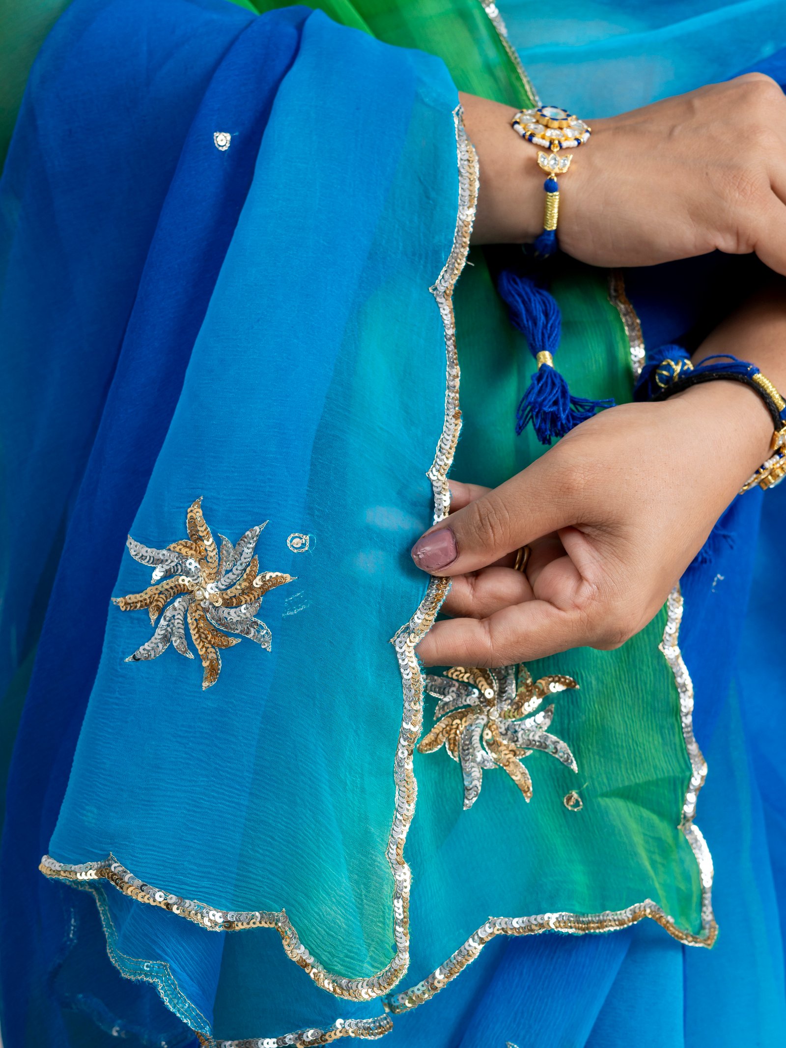 Handcrafted Blue Green Ombre Pure Chiffon Aari Taari Saree thumbnail 7